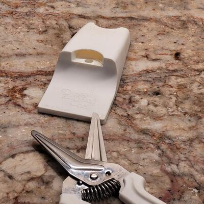 Lot 17: Pampered Chef Shears, Garlic Press and Slicer