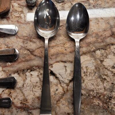 Lot 19: Mixed Serving Ware, Knives and Sharper 