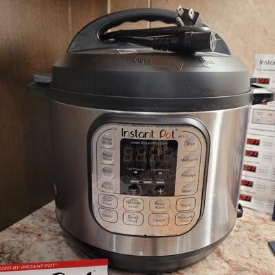 Lot 22: Instant Pot with Multiple Recipe Books and Manual 