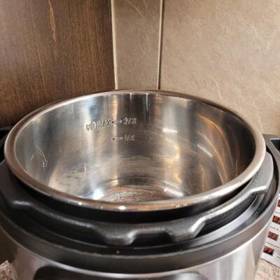 Lot 22: Instant Pot with Multiple Recipe Books and Manual 