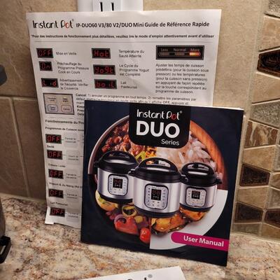 Lot 22: Instant Pot with Multiple Recipe Books and Manual 