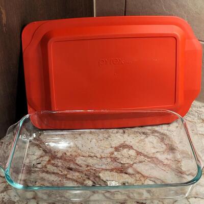 Lot 33: Pyrex Covered Dishes Lot