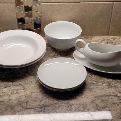 Lot 41: Mixed White Dish Lot 