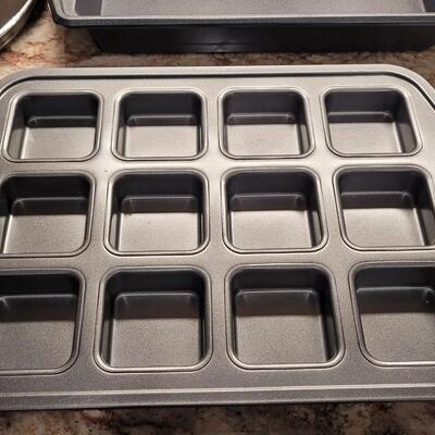 Lot 60: Pampered Chef Square Muffin Pan, Egg Cooker, Wilson Cake Pan