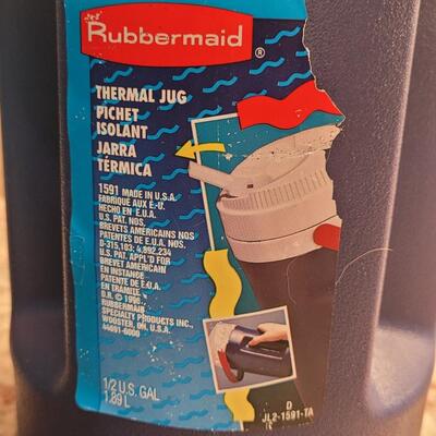 Lot 71: Rubbermaid Mini Cooler and Beverage Jug