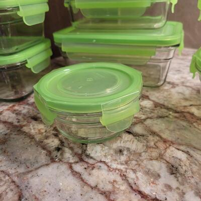 Lot 72: Snapware Glass Bowls with Green Rim Lids Set