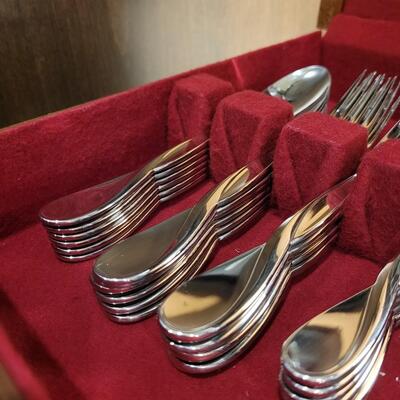 Lot 75: Oneida Flatware Set with Chest