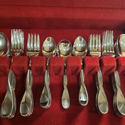 Lot 75: Oneida Flatware Set with Chest