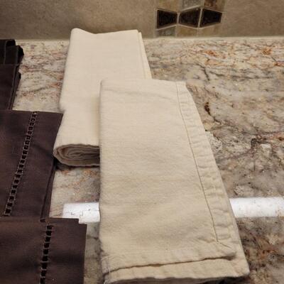 Lot 77: (4) Brown with White Dogs Napkins & (2) Natural Tan Napkins