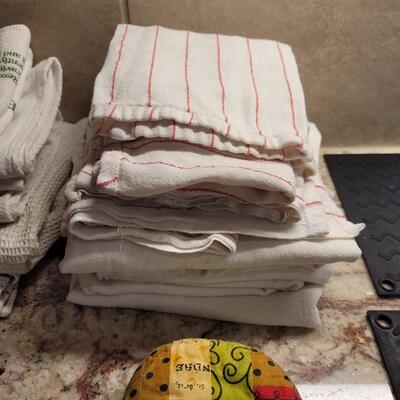 Lot 78: Potholders, Trivets & Kitchen Towels