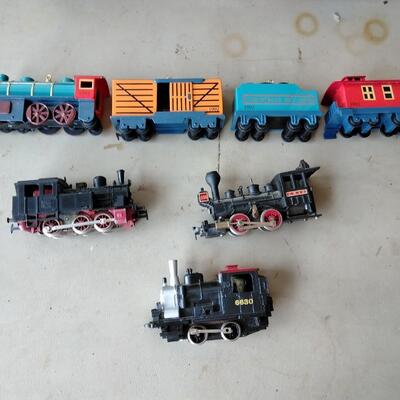 LOT 19 TOY TRAINS 