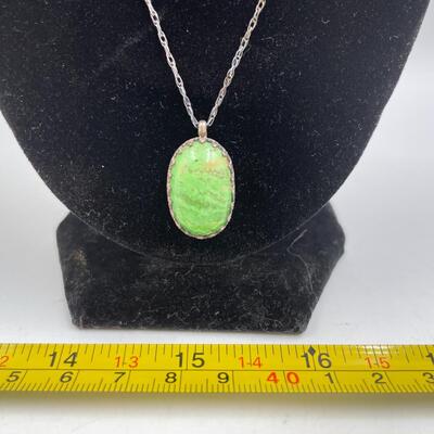 STERLING SILVER & GREEN STONE PENDANT NECKLACE