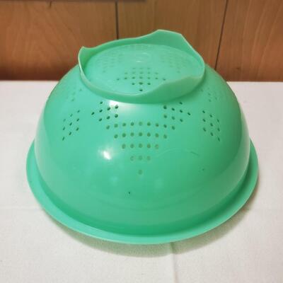 VINTAGE TUPPERWARE COLANDER 