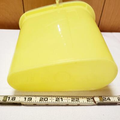 VINTAGE TUPPERWARE JUICE PITCHER - YELLOW