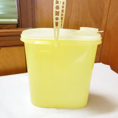 VINTAGE TUPPERWARE JUICE PITCHER - YELLOW