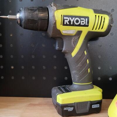 Lot 161: RYOBI 12V Cordless Drill w/ Charger WORKS