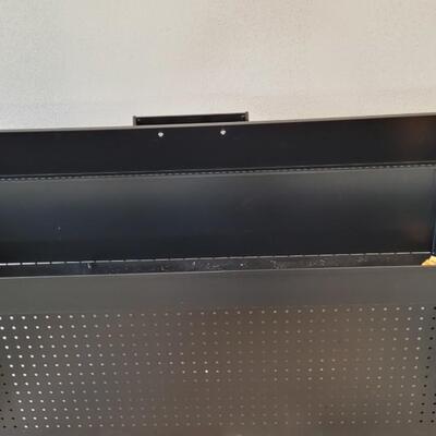 Lot 165: Large CRAFTSMAN Work Bench w/ Drawer