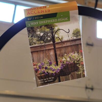 Lot 169: New GARDEN ACCENTS 84" 4-Sided Shepherd Hook