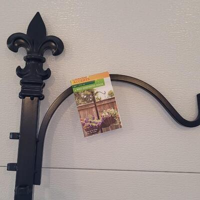 Lot 169: New GARDEN ACCENTS 84" 4-Sided Shepherd Hook