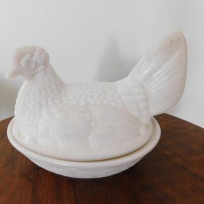 Vintage Milk Glass Nesting Hen