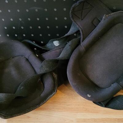 Lot 178: Knee Protection by HUSKY