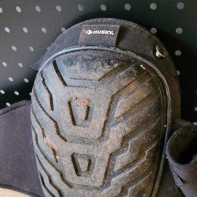 Lot 178: Knee Protection by HUSKY
