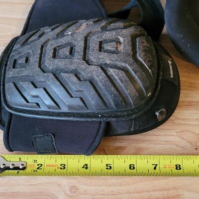 Lot 178: Knee Protection by HUSKY