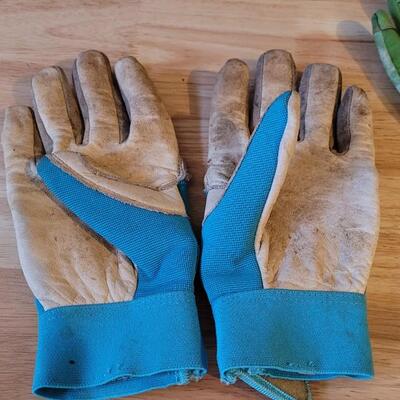Lot 191: Assorted Womens Garden Gloves 