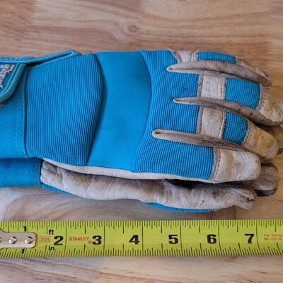 Lot 191: Assorted Womens Garden Gloves 