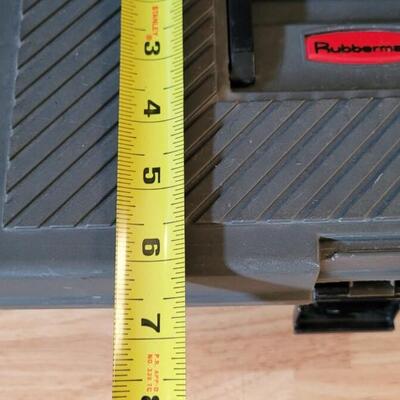 Lot 211: RUBBERMAID Toolbox w/ Tray Insert