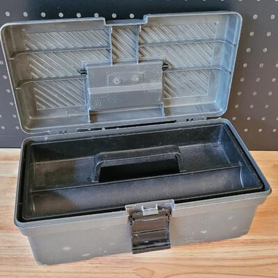 Lot 211: RUBBERMAID Toolbox w/ Tray Insert