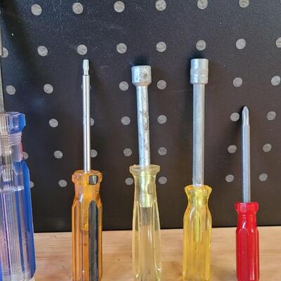 Lot 220: Assortment of Screwdrivers 