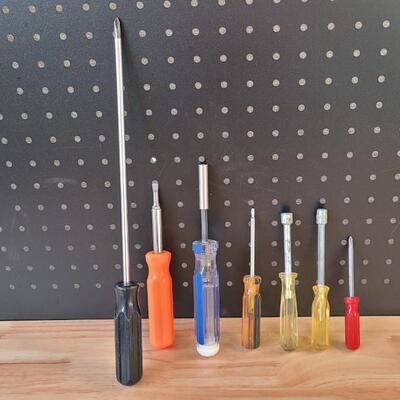 Lot 220: Assortment of Screwdrivers 