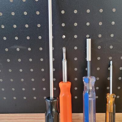 Lot 220: Assortment of Screwdrivers 