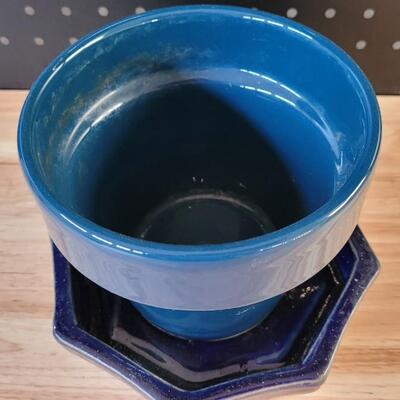Lot 233: Garden Flower Pot w/ Base 
