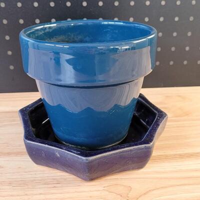 Lot 233: Garden Flower Pot w/ Base 