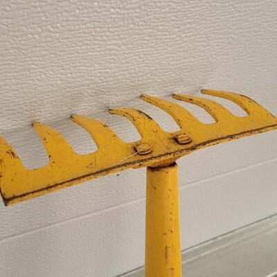 Lot 244: Vintage TRUE TEMPER 43" KIDS Small Head Till Rake