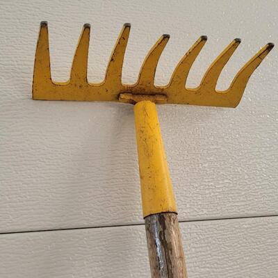 Lot 244: Vintage TRUE TEMPER 43" KIDS Small Head Till Rake