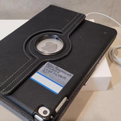 Lot 263: CLEARED Apple iPad AIR Works w/ Case and Charger (No Apple ID Associated)
