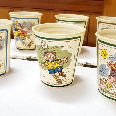 VINTAGE PAPER COLLECTORS CUPS 8 PC 
