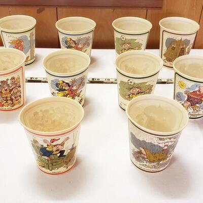 VINTAGE PAPER COLLECTORS CUPS 8 PC 