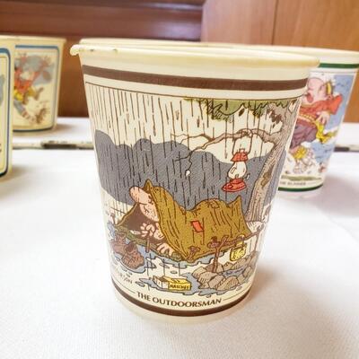 VINTAGE PAPER COLLECTORS CUPS 8 PC 