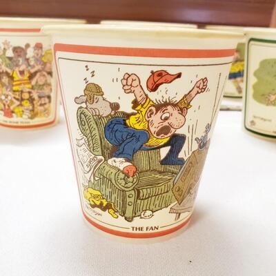 VINTAGE PAPER COLLECTORS CUPS 8 PC 