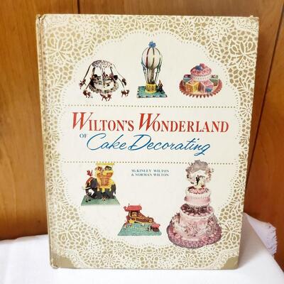 FIRST EDITION 1960S WILTON CAKING DECORATING BOOK 