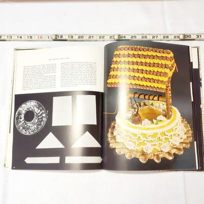FIRST EDITION 1960S WILTON CAKING DECORATING BOOK 