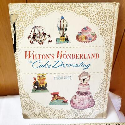 FIRST EDITION 1960S WILTON CAKING DECORATING BOOK 