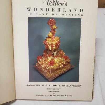 FIRST EDITION 1960S WILTON CAKING DECORATING BOOK 