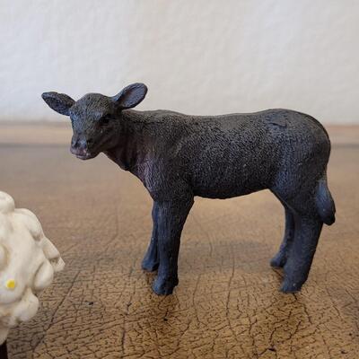 Lot 292: Small Animal Lot (sheep is Ceramic, the others are composite/plastic)