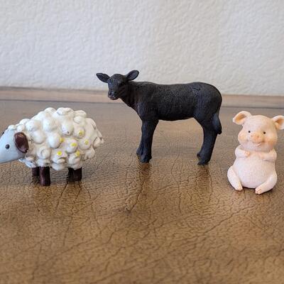 Lot 292: Small Animal Lot (sheep is Ceramic, the others are composite/plastic)