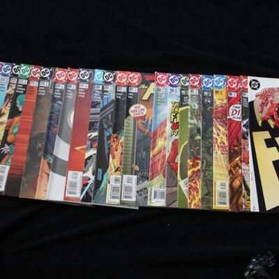 Flash Lot containing 23 issues. (2002,DC)  8.5 VF+